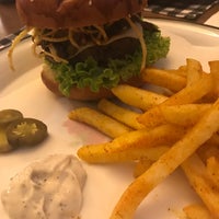 รูปภาพถ่ายที่ Fil Burger โดย Sümeyra D. เมื่อ 7/29/2018