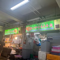 Photo taken at Ah Heng Curry Chicken Bee Hoon Mee 亚王咖喱鸡米粉面 by Jamie X. on 12/17/2023