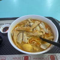 Photo taken at Ah Heng Curry Chicken Bee Hoon Mee 亚王咖喱鸡米粉面 by Jamie X. on 12/17/2023