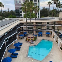 Das Foto wurde bei Beverly Hills Plaza Hotel &amp;amp; Spa von Clark L. am 5/26/2021 aufgenommen