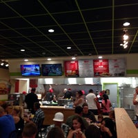 Das Foto wurde bei MOOYAH Burgers, Fries &amp;amp; Shakes von Victor G. am 7/15/2014 aufgenommen