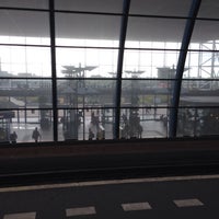Photo taken at Spoor 11 by Oliver on 8/9/2016