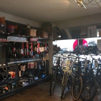 Photo taken at Amsterdamse fietswinkel by Oliver on 7/13/2018