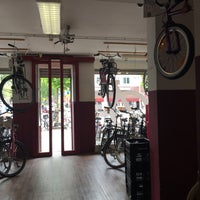 Photo taken at Amsterdamse fietswinkel by Oliver on 5/27/2019
