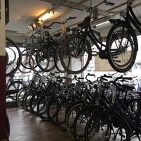 Photo taken at Amsterdamse fietswinkel by Oliver on 2/9/2018