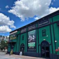 Photo taken at Mo&amp;#39;s Irish Pub by Ryan L. on 9/22/2023