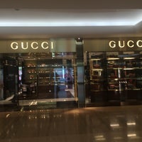 Photo taken at Gucci by ··OƆIЯ·· on 3/4/2016