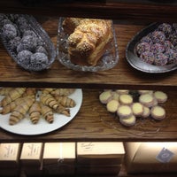 9/28/2012 tarihinde Anne M.ziyaretçi tarafından Zucker Bakery'de çekilen fotoğraf