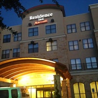 Снимок сделан в Residence Inn by Marriott Fort Worth Cultural District пользователем Gökalp E. 10/9/2012