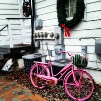 Снимок сделан в Pink Bicycle Tea Room пользователем Jen F. 12/24/2014