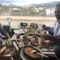 Das Foto wurde bei Simas Terrace Cafe &amp;amp; Restaurant von Ayşesultan S. am 12/31/2018 aufgenommen