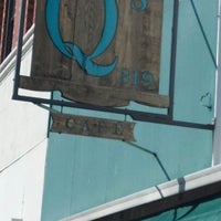 Foto tomada en Q&amp;#39;s Cafe  por Brett C. el 10/26/2012