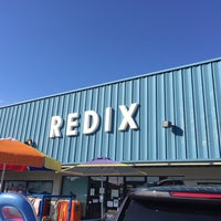 รูปภาพถ่ายที่ redix store โดย John M. เมื่อ 6/3/2017
