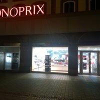 Das Foto wurde bei Monoprix von szway m. am 3/19/2016 aufgenommen