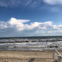 รูปภาพถ่ายที่ Мама пляж โดย Василий Е. เมื่อ 5/22/2019