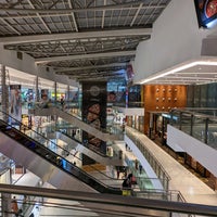 Снимок сделан в Oberoi Mall пользователем Shiladitya M. 3/30/2022