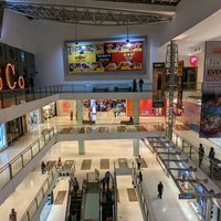 รูปภาพถ่ายที่ Oberoi Mall โดย Shiladitya M. เมื่อ 3/30/2022