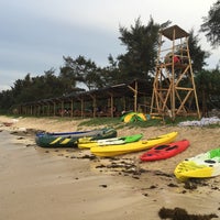 Photo taken at Bãi biển Hồng Vàn (Hong Van Beach) by Nam Nắn Nót on 6/9/2015