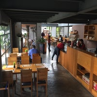 Foto diambil di Zest Bistro &amp;amp; Café oleh Nam Nắn Nót pada 9/11/2015