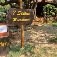 Das Foto wurde bei 7 Sisters Restaurant von Nam Nắn Nót am 4/4/2019 aufgenommen