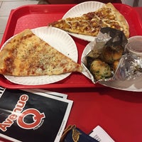 4/16/2017 tarihinde Diane W.ziyaretçi tarafından Famous Amadeus Pizza'de çekilen fotoğraf