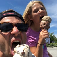 Foto tomada en Kirk&amp;#39;s Ice Cream Parlor  por Cory M. el 7/31/2018