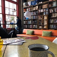 4/14/2018 tarihinde Cory M.ziyaretçi tarafından Kibbitznest Books, Brews &amp;amp; Blarney'de çekilen fotoğraf
