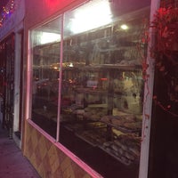 Foto tomada en La Victoria Mexican Bakery &amp;amp; Cafe  por Nicholas el 12/23/2017