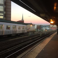 Foto tirada no(a) MTA Subway - M Train por Andrea H. em 12/16/2015