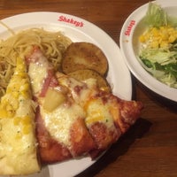 Photo taken at Shakey&amp;#39;s by Toshikazu H. on 10/26/2014