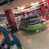 Photo taken at Sainsbury&amp;#39;s by Ομερ Φαρθκ Κ. on 8/9/2017