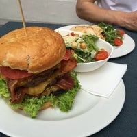 Foto scattata a Ruff&amp;#39;s Burger da Martin Z. il 5/21/2016
