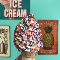 Das Foto wurde bei Curly&amp;#39;s Ice Cream &amp;amp; Frozen Yogurt von Annie P. am 4/29/2017 aufgenommen