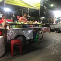 Photo taken at Din Daeng Market by Wuth-Phan A. on 5/12/2020