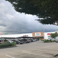 Photo taken at Tesco Lotus by Wuth-Phan A. on 9/17/2018