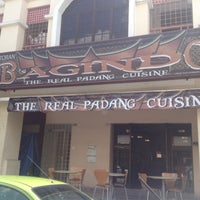 Снимок сделан в Restoran Bagindo - The Real Padang Cuisine пользователем Hider S. 11/7/2012