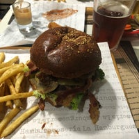 Foto tirada no(a) La Hamburgueseria, hamburguesas artesanales por Mau G. em 11/25/2018