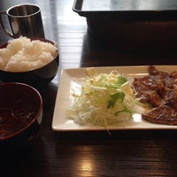 Photo taken at 赤ホルモン焼き＆ホルモン鍋 一寸法師 西新宿店 by Osamu O. on 7/24/2014