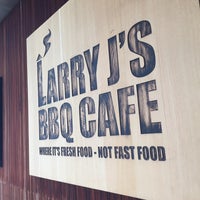 Foto tirada no(a) Larry J&amp;#39;s BBQ Cafe por Ben-Oni J. em 10/21/2016