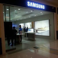 Photo taken at Samsung Store by Mara Regina P. on 9/21/2012