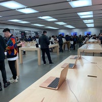 Photo taken at Apple Roosevelt Field by Jessica L. on 11/12/2018