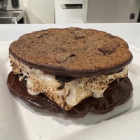1/27/2022 tarihinde Jessica L.ziyaretçi tarafından Best Damn Cookies'de çekilen fotoğraf