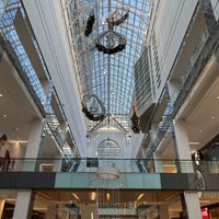 Foto diambil di Le Centre Eaton de Montreal oleh Jessica L. pada 11/26/2022