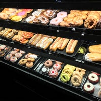 Foto scattata a YoYo Donuts &amp; Coffee Bar da Nicholas K. il 4/13/2017