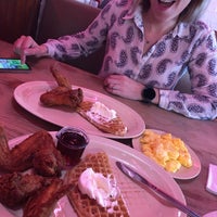 Photo taken at Roscoe&amp;#39;s House of Chicken and Waffles by Matt V. on 3/24/2022