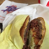 Foto tirada no(a) Tops Burger por Matt V. em 4/29/2018