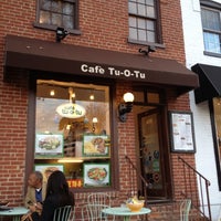 Foto diambil di Cafe Tu-O-Tu oleh Dora E. pada 11/23/2012