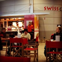 Foto tomada en Swiss Coffee House  por KahWee T. el 1/13/2014