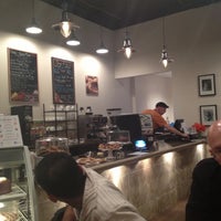 รูปภาพถ่ายที่ Coffee &amp;amp; Cakes โดย Christella M. เมื่อ 11/20/2012