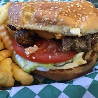 Снимок сделан в Bob&amp;#39;s Burger пользователем M T. 6/29/2016